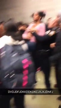 Un policier balance une élève au sol dans les couloirs d’un lycée (Etats-Unis)