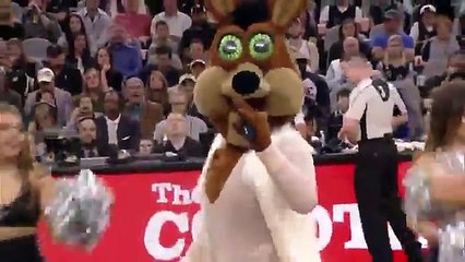 San Antonio Spurs mascot mocks Mariah Carey