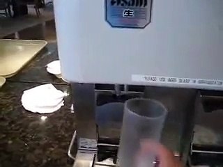 Démonstration d'une tireuse à bière automatique au Japon