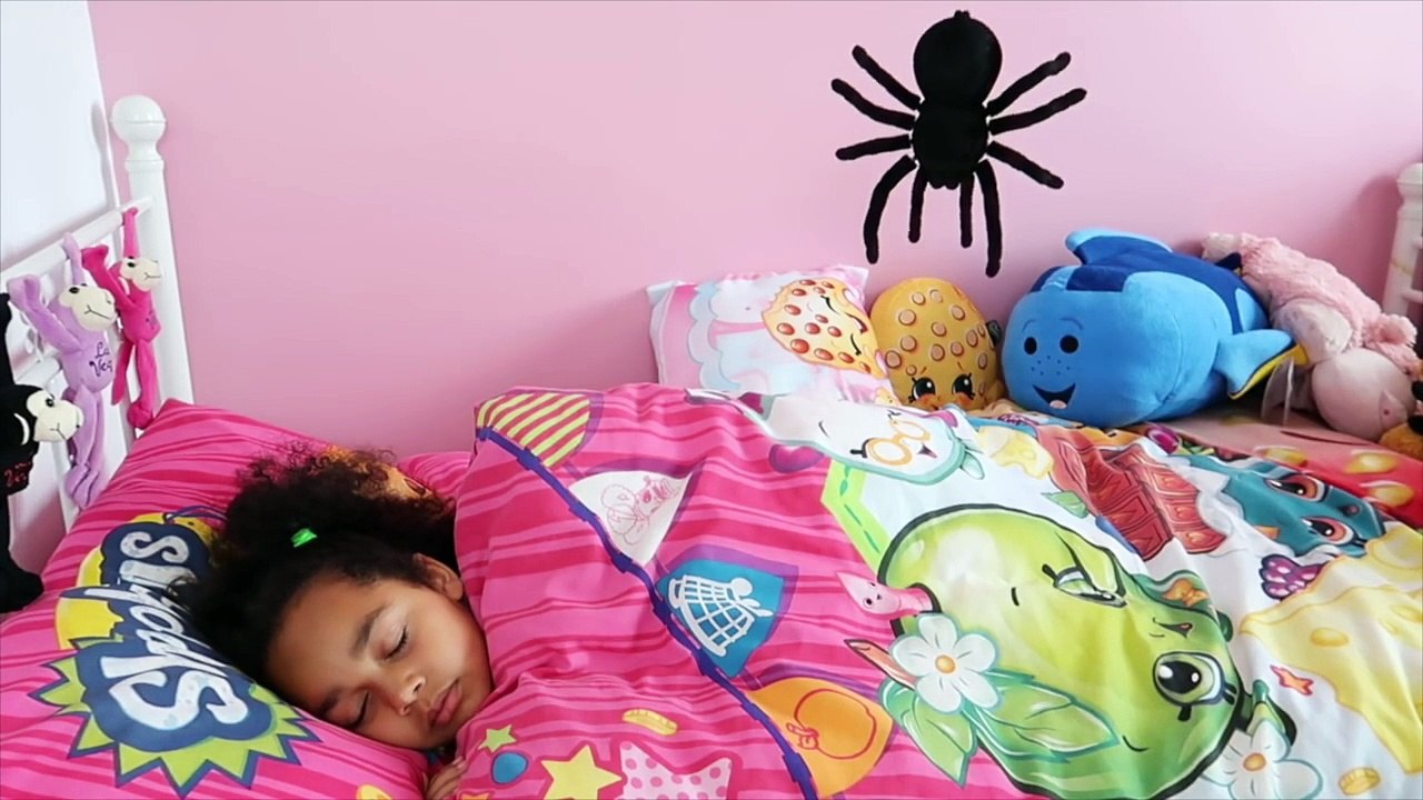 GIANT SPIDERS ATTACK GIRL COMPILATION MOVIE - Toys AndMe Skit-SKkK83