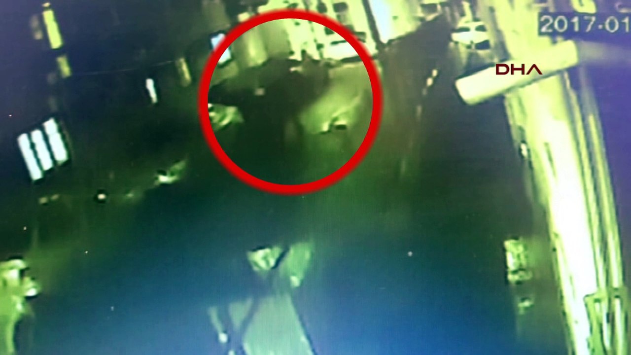 İçinde ceset bulunan bazayı taşırken kameraya yakalandılar