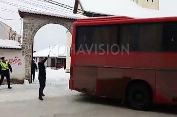 Arrin autobusi me pelegrinët serbë në Gjakovë