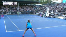 Auckland - Goerges renverse Wozniacki