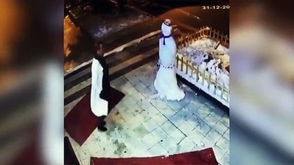 Visiblement éméchée, elle se bat contre un bonhomme de neige