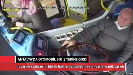 Halk otobüsü ile çarpışan otomobil iş yerine girdi