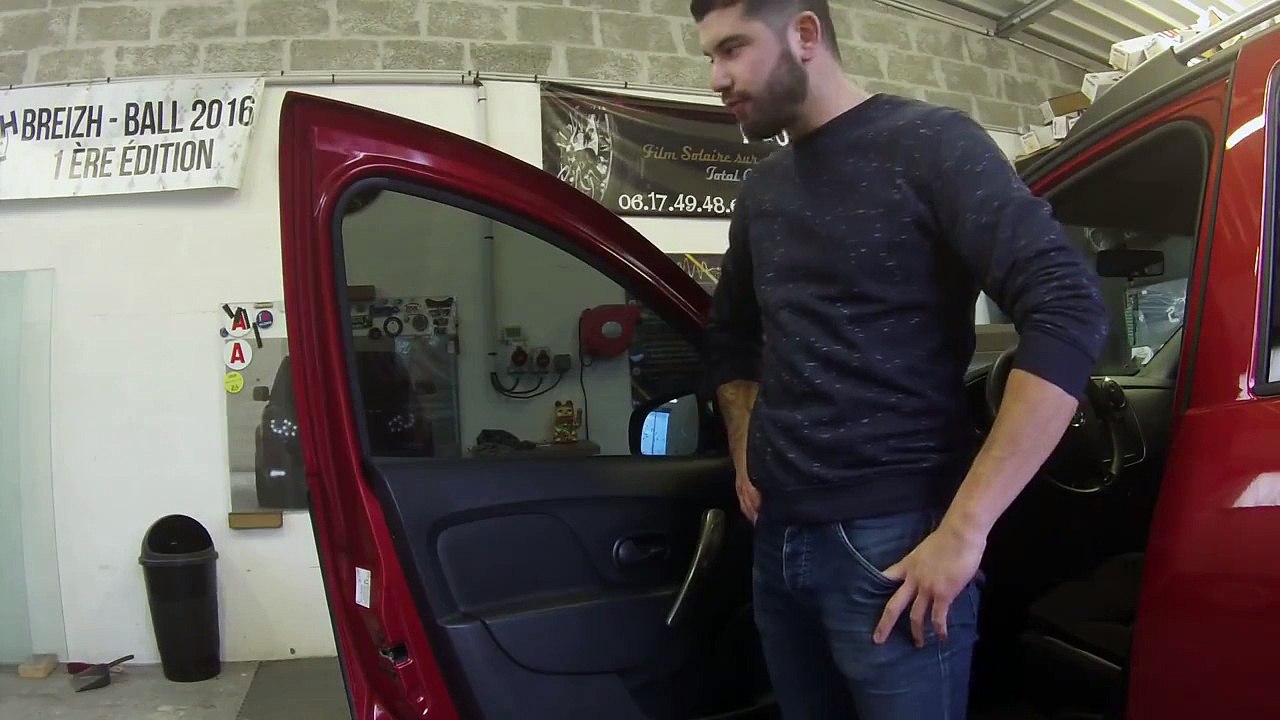 Interdiction des vitres teintées : voici un procédé très simple pour vous débarrasser du film teinté sur les glaces !