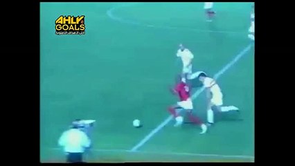 ترقيصة عالمية لجيلبرتو لاعب الأهلى على لاعب الزمالك بشير التعابعى - كأس السوبر 2003