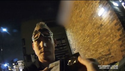 Un videur refuse l'entrée à un policier.