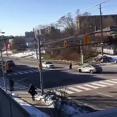 Une femme monte sur une voiture de police et tente d’exploser le pare-brise