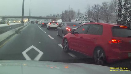 Il provoque un accident en oubliant de regarder dans son rétro