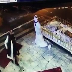 Ruh hastası kadın kardan adamla savaştı resmen ya