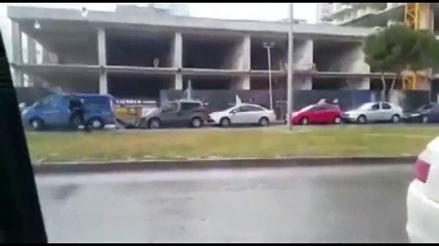 İzmirli vatandaş şerefsiz teröristi tekmeledi