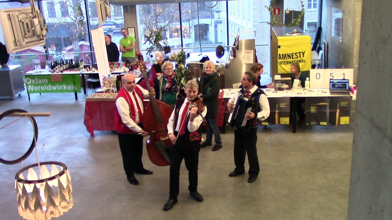 Piroska gypsy trio plays Pascirta/ The Lark