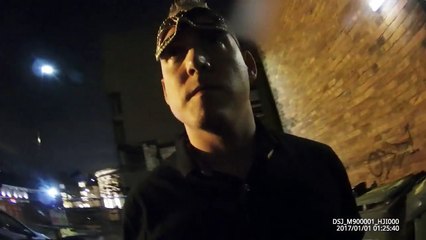 Le videur de ce nightclub refuse de laisser entrer cet homme qui lui montre sa carte de police