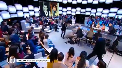 Une actrice fait une crise d'épilepsie en direct.