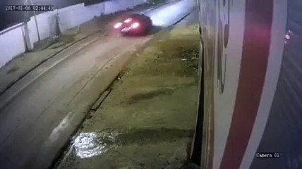 عملية براكاج و محاولة تحويل وجهة لامرأة ماشية تخدم على روحها