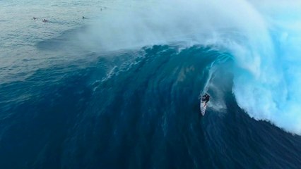 Скачать видео: Big Waves Continue as Jaws Stays Hot Over the Winter Season