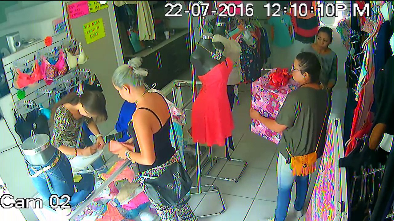 La commerçante est distraite: deux clientes vont commettre un vol à la arsène lupin