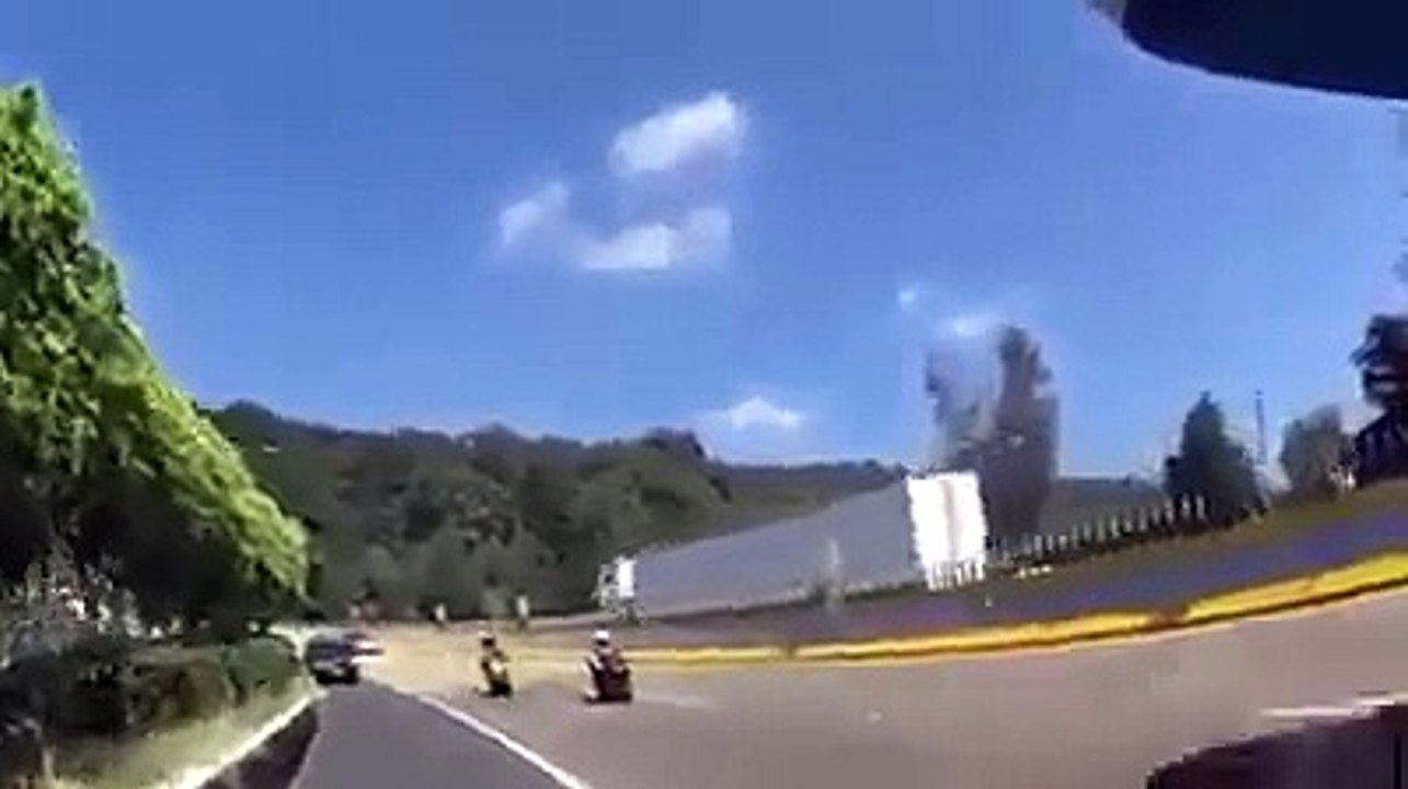 Ce motard va beaucoup trop vite et s'écrase contre le terre plein centrale