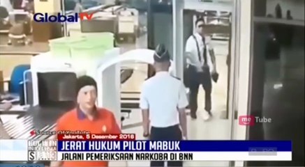 Malu, Mantan Pilot Citilink Menutupi Wajah Usai Diperiksa BNN