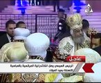 السيسى يصافح الأقباط فى الكاتدرائية.. ويردون عليه بالورود وأعلام مصر