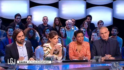 Une actrice fait une crise d'épilepsie en direct à la TV