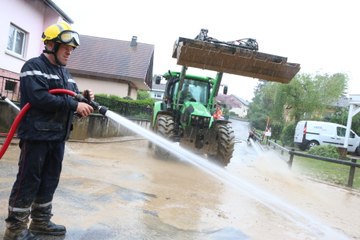 Inondations et coulées de boue: plus de 60 pompiers...