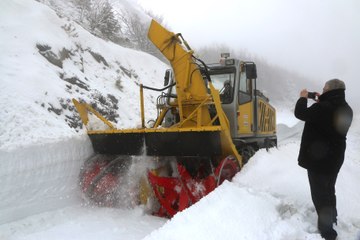 Des mètres de neige à dégager sur la Route des...