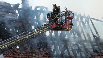 Deux maisons detruites par le feu a...