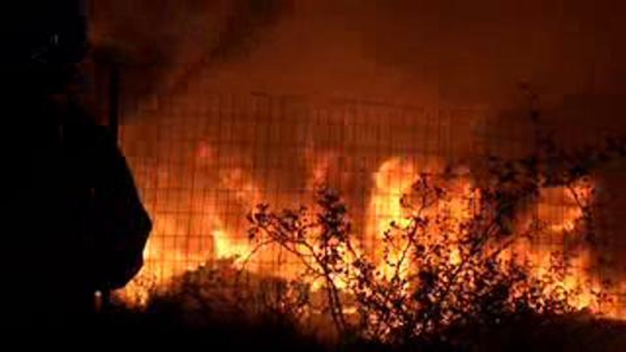 Pneus en flammes a...