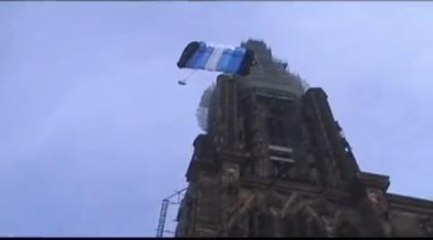 Saut d'un base jumper du haut de la cathedrale en...