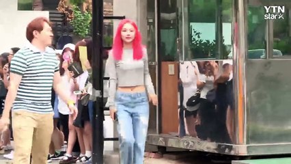 [★영상] 페이·원더걸스, '걸크러쉬 JYP 걸들의 런웨이' (뮤직뱅크 출근길) / YTN (Yes! Top News)