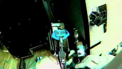 Dos astronautas salen de la ISS para instalar nuevas baterías