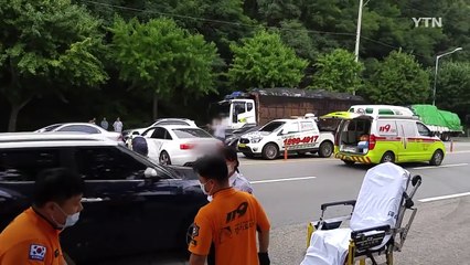 차선 바꾸던 오토바이 차와 충돌...1명 부상 / YTN (Yes! Top News)