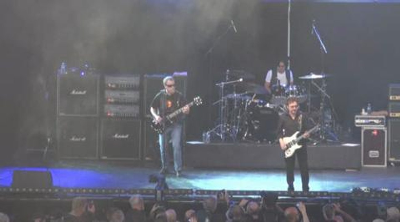 EN VIDEO- Blue Oyster Cult debute la soiree...