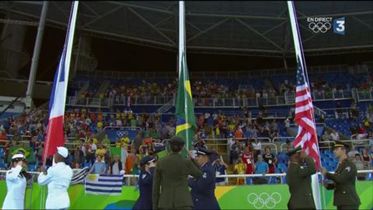 Athlétisme  Renaud Lavillenie sifflé et en larmes sur le podium.mp4