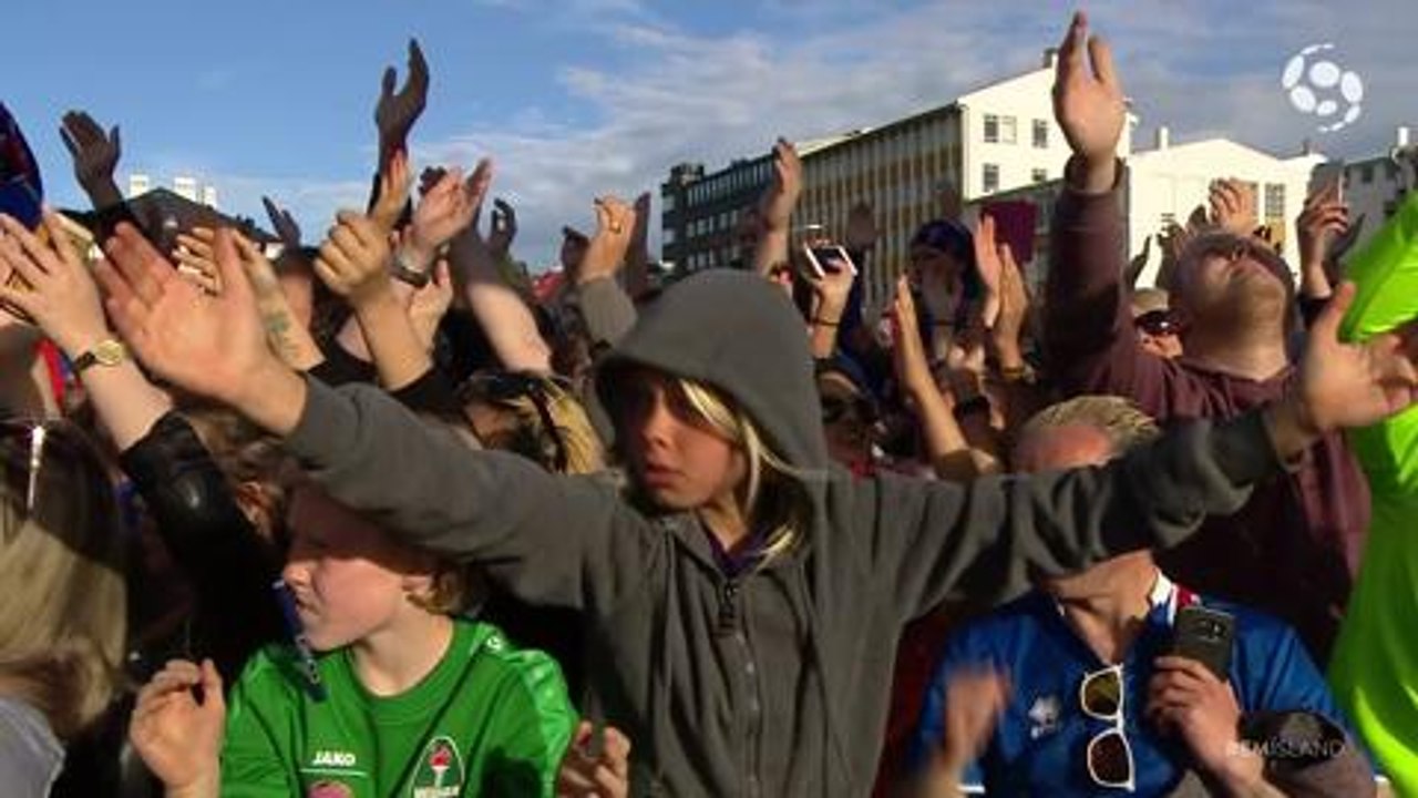 Les clapping géant des supporters islandais à...