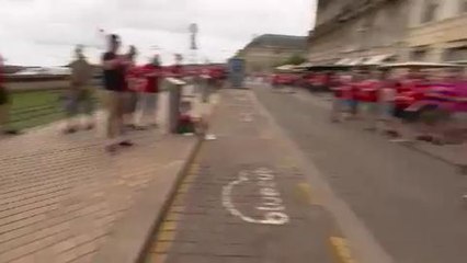Quand les supporters gallois félicitent un couple qui vient de se marier à...