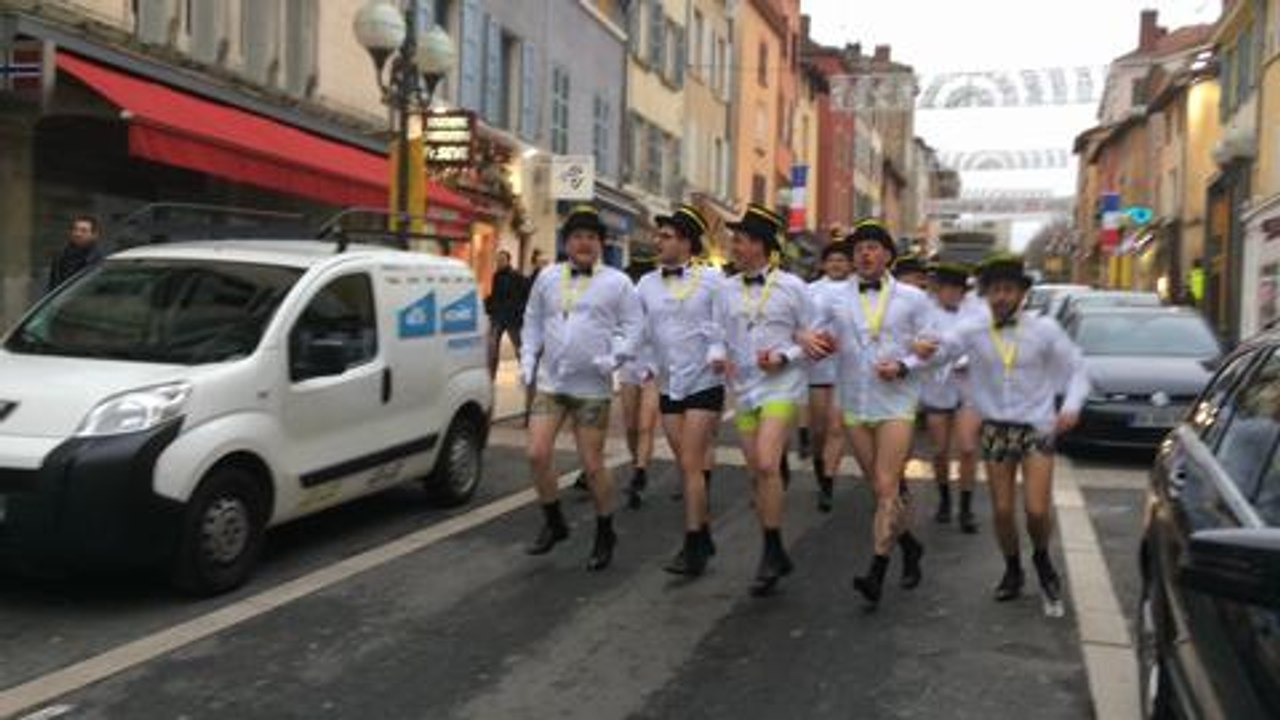 Conscrits : les 30 ans offrent un premier defile pour le moins...