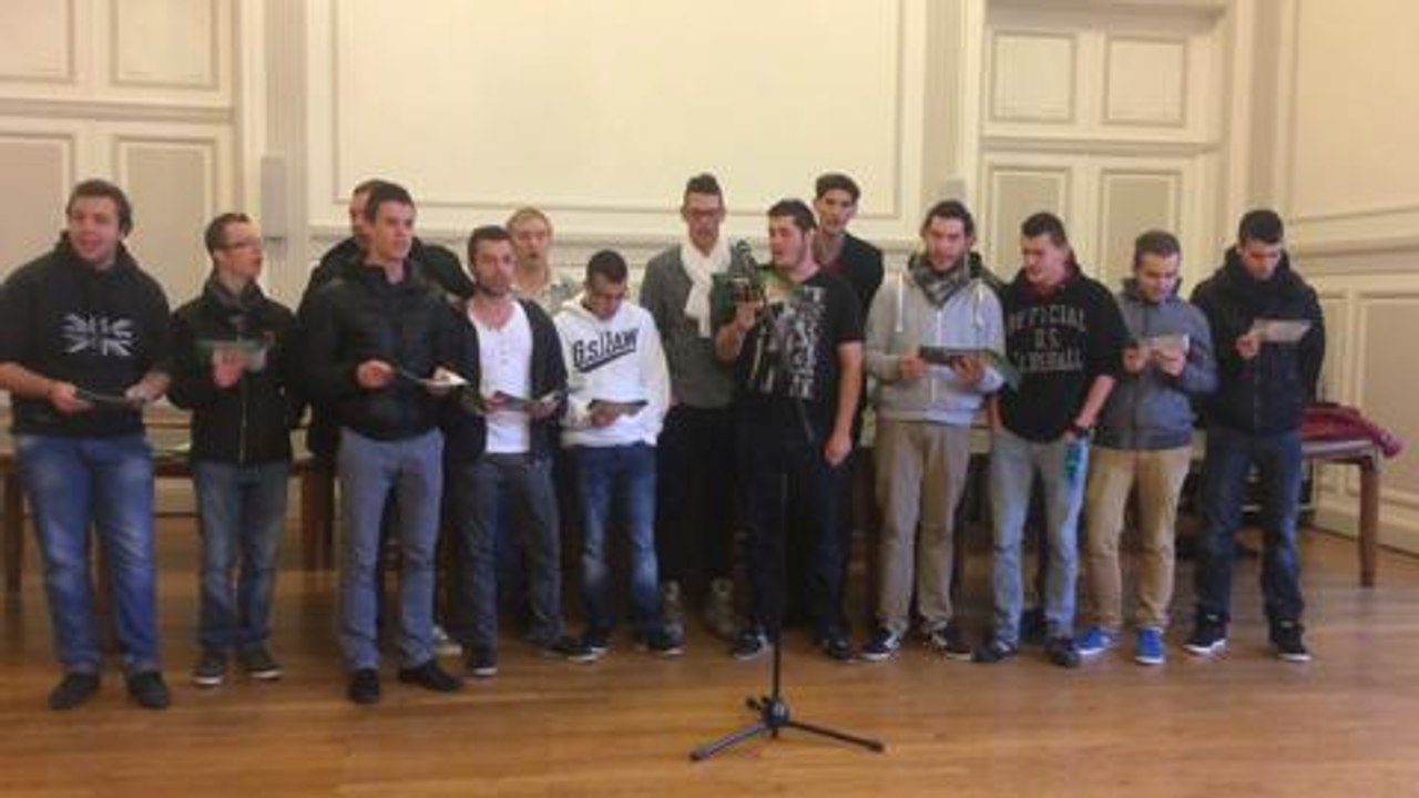 Les conscrits de la 2015 chantent pour celebrer le lancement de la...