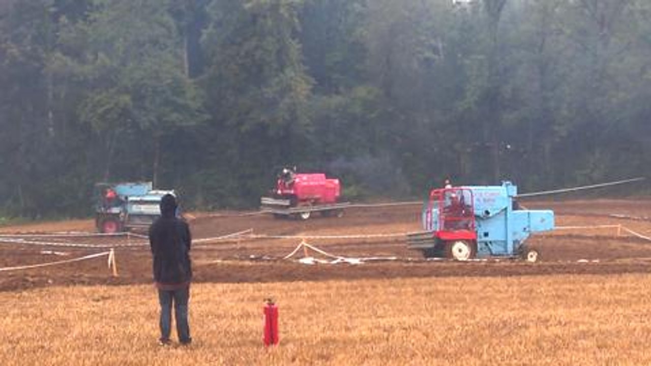 Course de moissonneuse-batteuse au concours de...