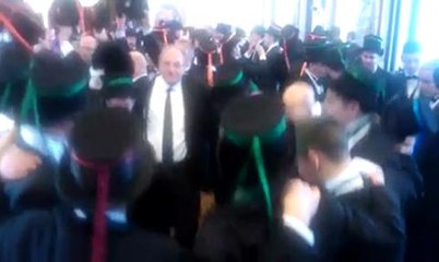 Le maire danse avec les 20 ans