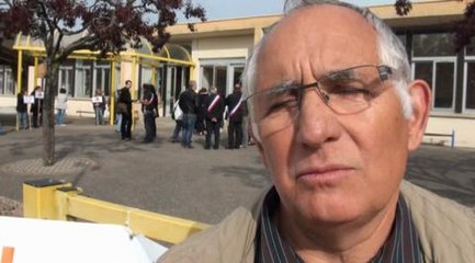 Une trentaine de parents d'eleves et d'elus defendent l'ecole du RPI Kirchberg...