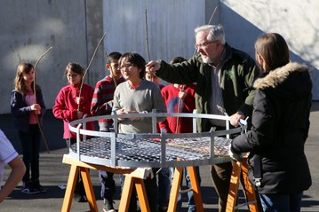 Construction d'un nid de cigognes a l'ecole elementaire Cour de...
