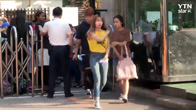 [★영상] '패왕색의 귀환' 현아, 아침에도 빛나는 섹시퀸 (뮤직뱅크 출근길) / YTN (Yes! Top News)