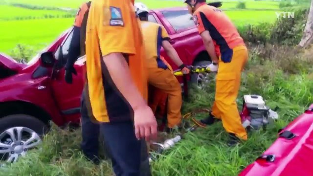 나무 들이받은 승용차...60대 부상 / YTN (Yes! Top News)