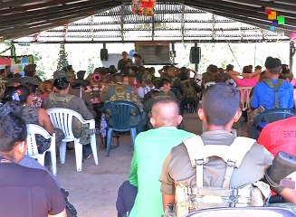 Las armas han sido cambiadas por cuadernos