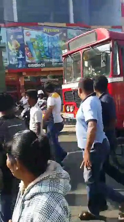 විකුණන්නට දෙන්නෙත් නෑ...තර්ජනයට අපි බය නෑ...  හම්බන්තොට උණුසුම්...අධිකරණ අන නොතකා දහස් ගණන් මහා පාරේ