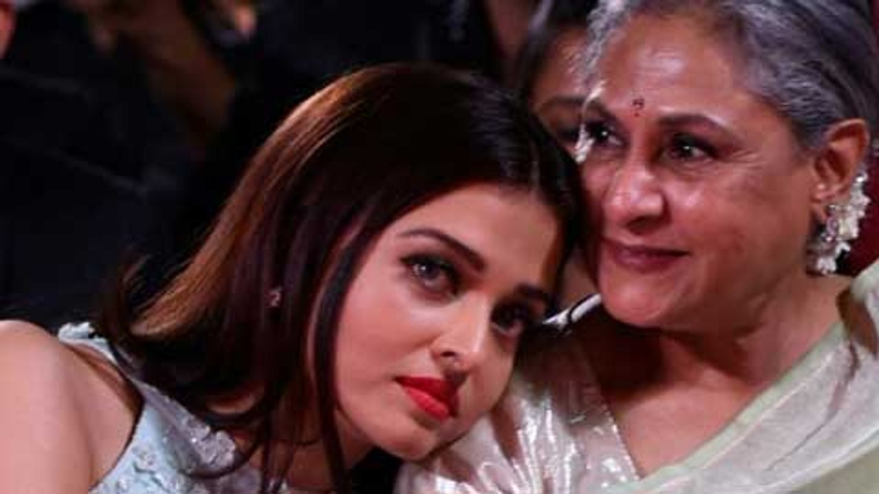 Aishwarya Rai Bachchan CRYING On Jaya Bachchan's Shoulder  Candid Photo  Bollywood Unseen