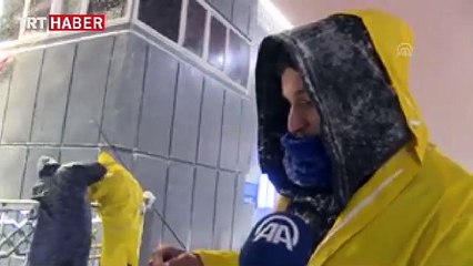 Yoğun kar yağışı altında balık tutma keyfi